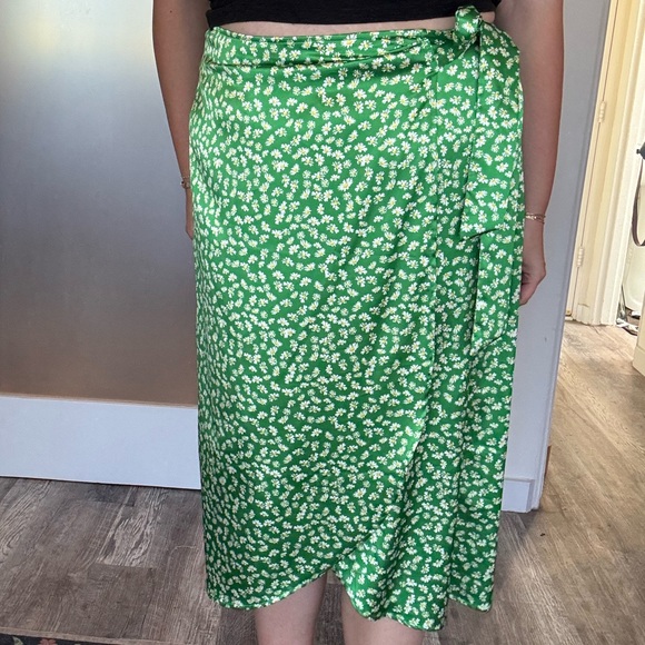 Wayf Dresses & Skirts - Wayf Green Daisy Print Blouse